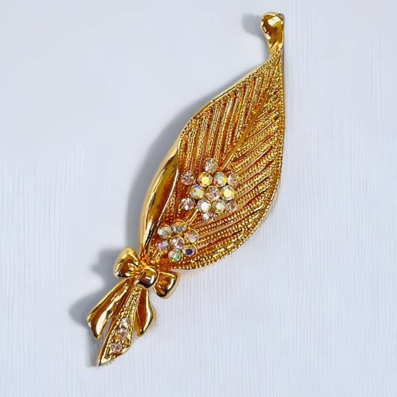 Vintage Gold Tone AB Rhinestone Leaf With Bow Brooch Pin - Picture 2 of 4